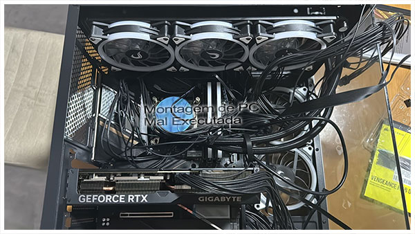 Montagem de computador mal executada com fios embolados.